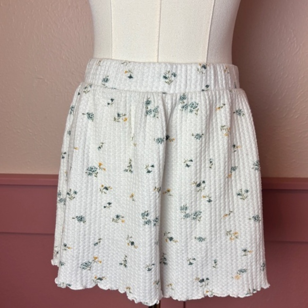 cottage dainty floral whimsy shorts
la hearts
sz medium
white